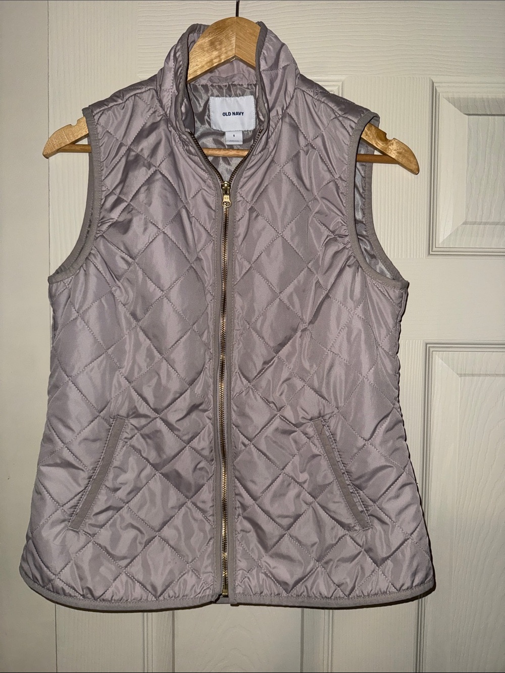 Old Navy Quilted Vest in Light Mauve with Gold Zipper